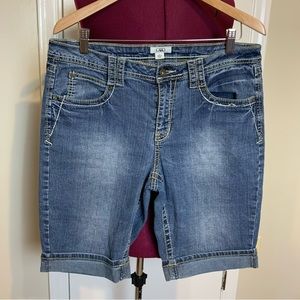 Like New Cato light Wash Cropped & Cuffed Bermudas Jean shorts